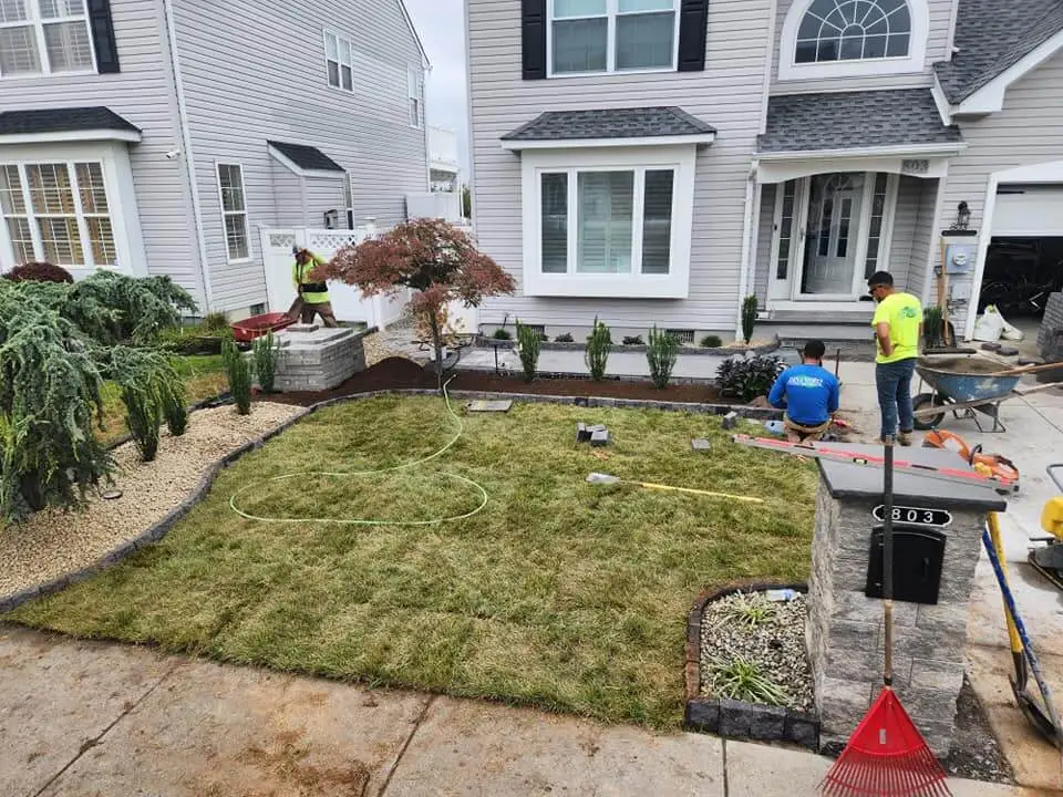 Crew-working-on-front-yard